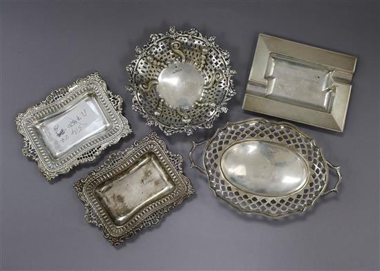A pair of silver dishes, two other small silver dishes and a silver ashtray, 8.5 oz.